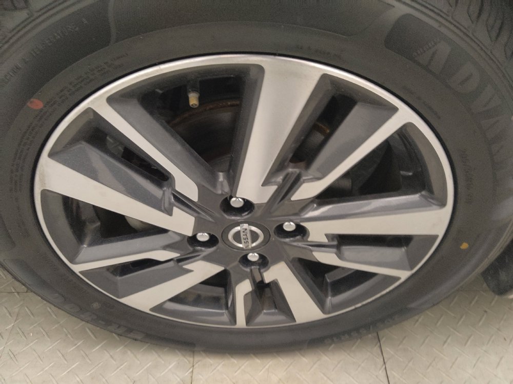 Used 2021 Nissan Versa SV FWD image 31