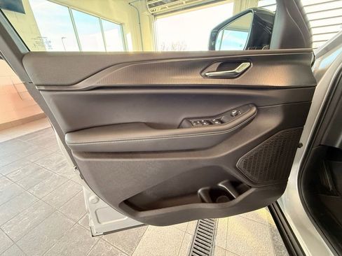 Used 2025 Jeep Grand Cherokee Altitude image 39