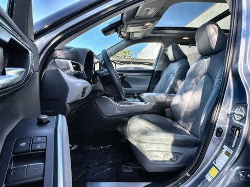 Used 2021 Toyota Highlander Platinum image 11