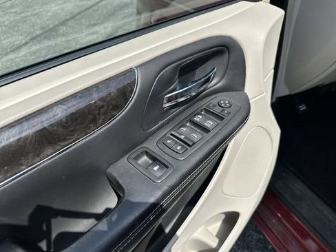 Used 2013 Chrysler Town & Country Touring FWD image 17