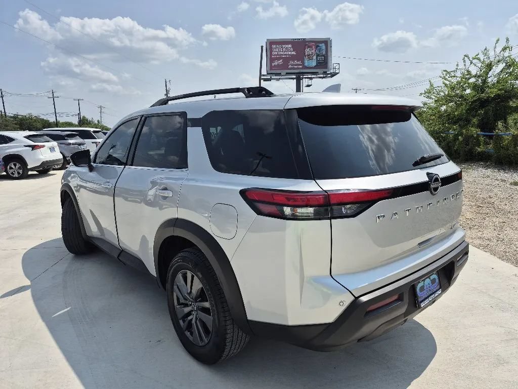 Used 2022 Nissan Pathfinder SV AWD/4WD image 8