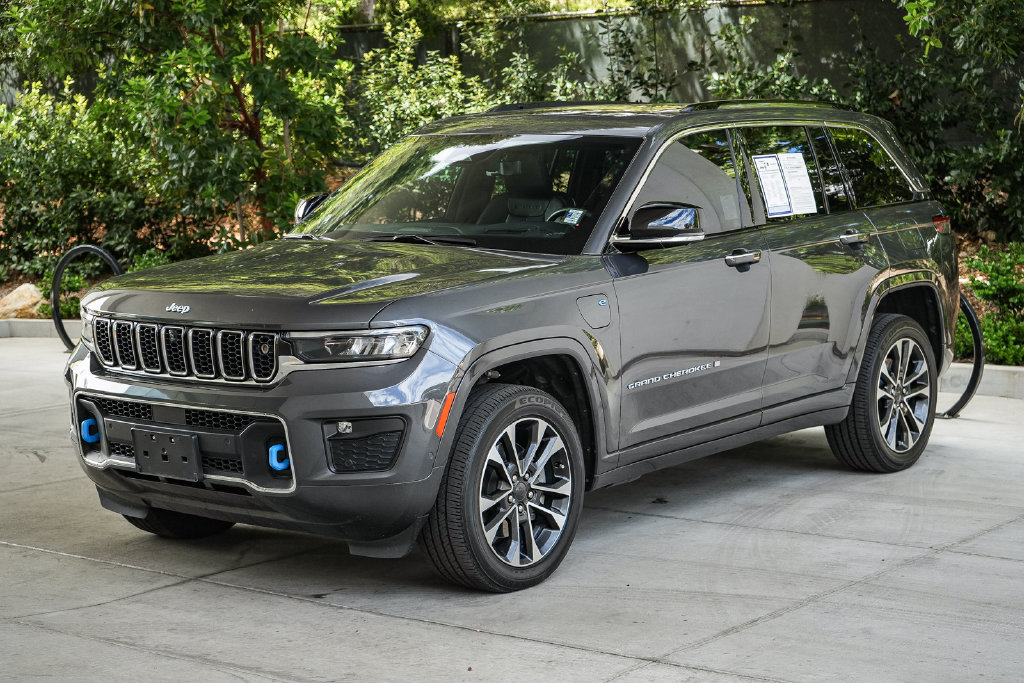 Used 2023 Jeep Grand Cherokee Overland w/ Advanced Protech Group III AWD/4WD image 3
