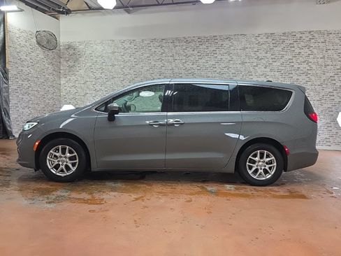 Used 2023 Chrysler Pacifica Touring-L FWD image 4