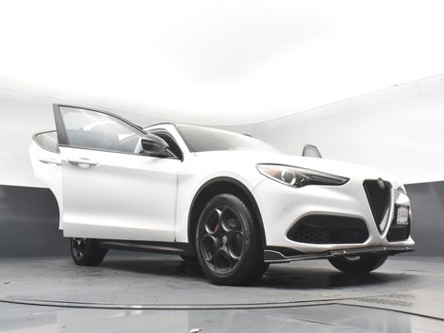 Used 2018 Alfa Romeo Stelvio Sport w/ Quick Order Package 22J Sport AWD/4WD image 33