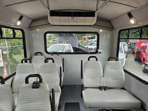 Used 2018 Chevrolet Express 4500 w/ Shuttle Bus Package RWD image 17