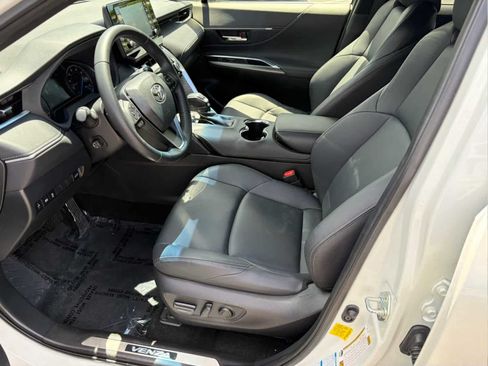Used 2022 Toyota Venza XLE AWD/4WD image 16