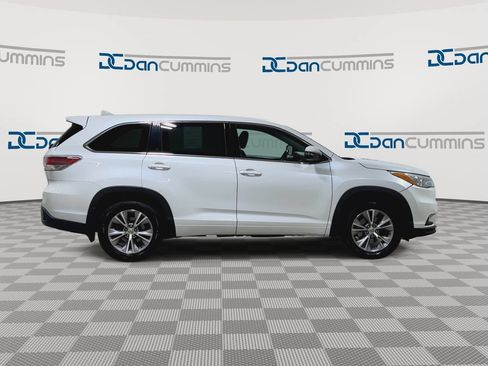 Used 2015 Toyota Highlander Plus AWD/4WD image 2