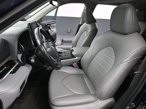 Used 2022 Toyota Highlander XLE AWD/4WD image 23