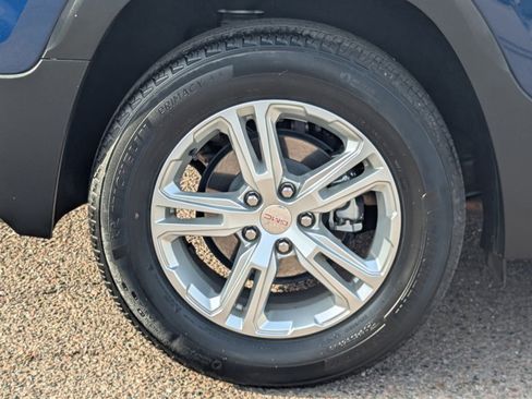 Used 2023 GMC Terrain SLE w/ Driver Convenience Package image 10