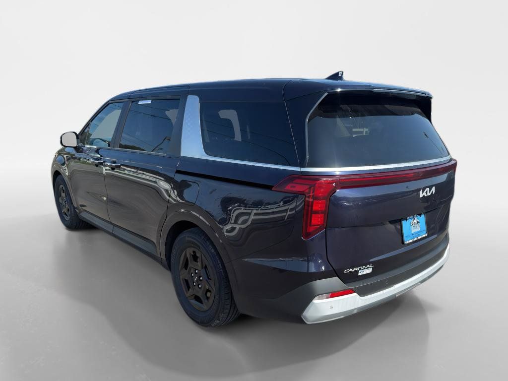 Used 2025 Kia Carnival FWD image 3