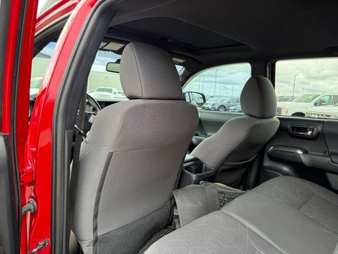Used 2017 Toyota Tacoma TRD Sport AWD/4WD image 11