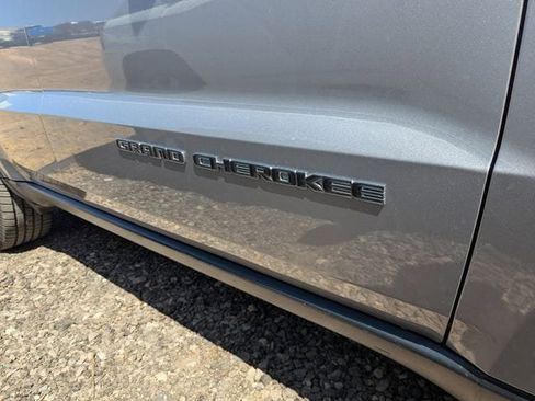 Used 2018 Jeep Grand Cherokee Limited AWD/4WD image 5