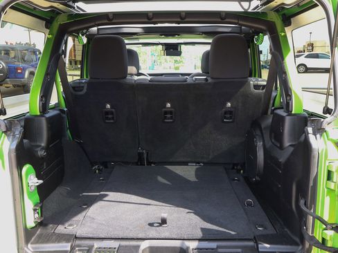 Used 2019 Jeep Wrangler Unlimited Sahara AWD/4WD image 9