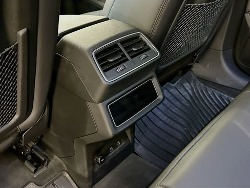 Used 2023 Audi e-tron Premium Plus w/ Premium Plus Package image 29