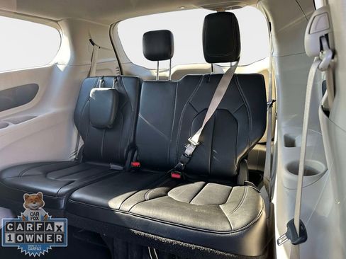 Used 2023 Chrysler Pacifica Touring-L FWD image 11