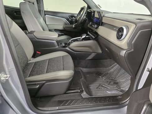Used 2024 Chevrolet Colorado ZR2 w/ Technology Package AWD/4WD image 12