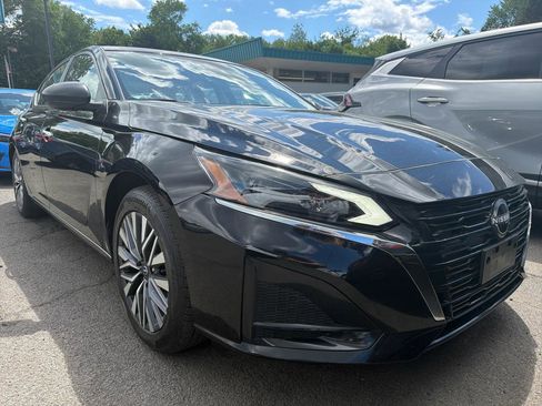 Used 2024 Nissan Altima 2.5 SV FWD image 3