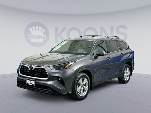 Used 2022 Toyota Highlander LE image 1