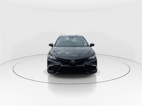 Used 2024 Toyota Camry SE image 3