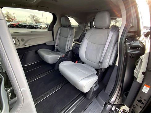 Used 2024 Toyota Sienna Limited image 21