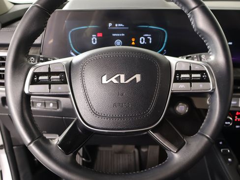Used 2024 Kia Telluride EX w/ EX Captain's Chair Package FWD image 3