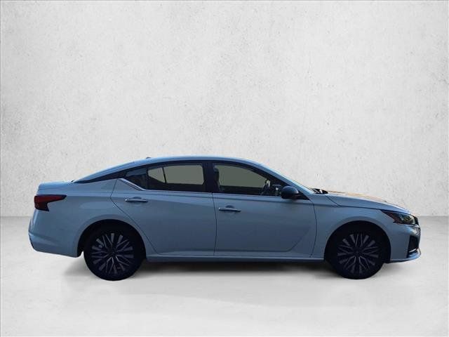 Used 2025 Nissan Altima 2.5 SV FWD image 4