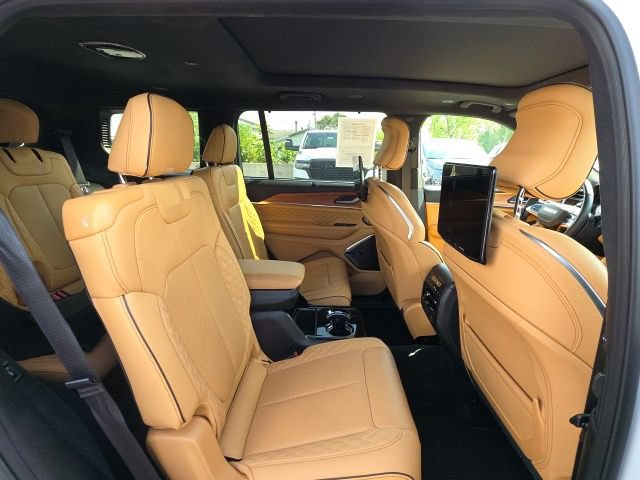 Used 2025 Jeep Grand Cherokee L Summit AWD/4WD image 15