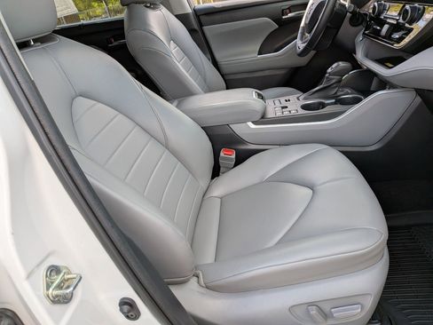 Used 2023 Toyota Highlander XLE AWD/4WD image 34