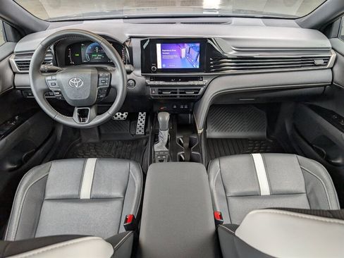 Used 2025 Toyota Camry SE w/ Convenience Package FWD image 3
