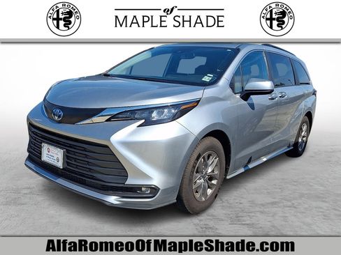 Used 2025 Toyota Sienna XLE FWD image 1