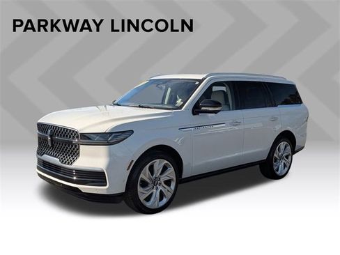 Used 2025 Lincoln Navigator Reserve image 9