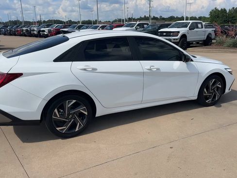 Used 2025 Hyundai Elantra SEL FWD image 9