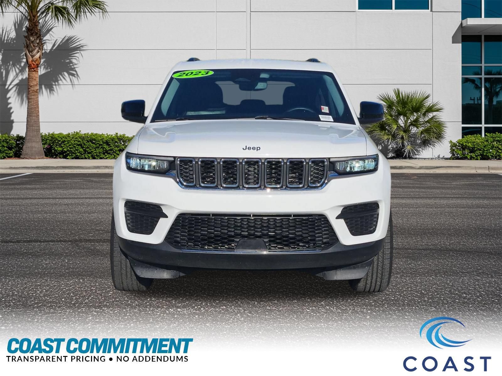 Used 2023 Jeep Grand Cherokee Laredo AWD/4WD image 2