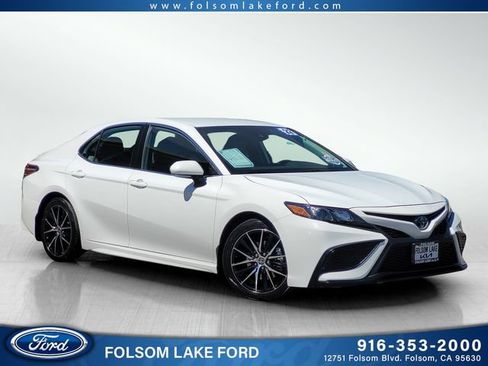 Used 2022 Toyota Camry SE FWD image 1