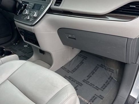 Used 2015 Toyota Sienna AWD image 29