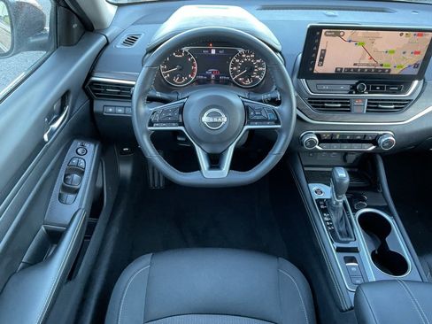 Used 2024 Nissan Altima 2.5 SV w/ SV Premium Package image 16