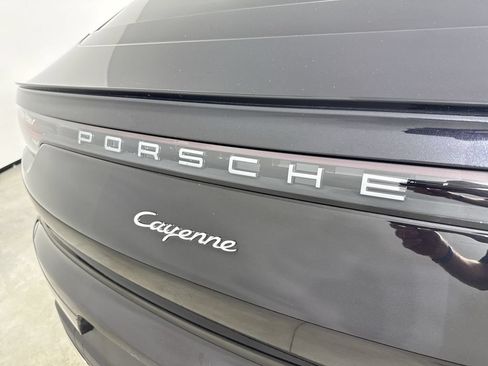 Certified 2022 Porsche Cayenne Coupe AWD/4WD image 18