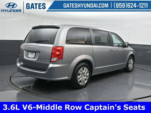 Used 2018 Dodge Grand Caravan SE w/ UConnect Hands-Free Group image 2