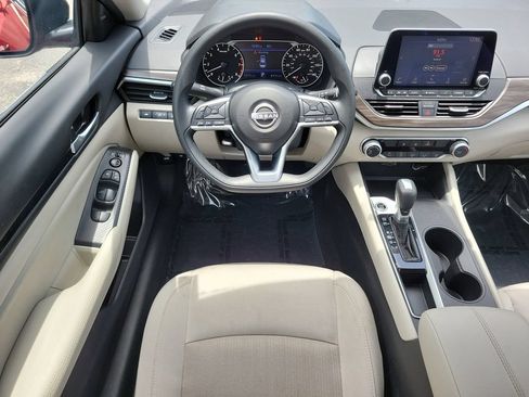 Used 2025 Nissan Altima 2.5 SV FWD image 12