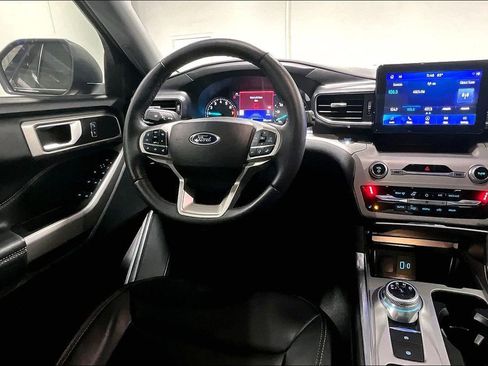 Used 2023 Ford Explorer XLT w/ Equipment Group 202A image 7