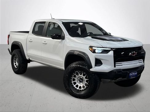 Used 2025 Chevrolet Colorado ZR2 w/ Technology Package AWD/4WD image 7
