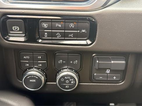 Used 2025 GMC Yukon Elevation w/ Elevation Premium Package AWD/4WD image 34