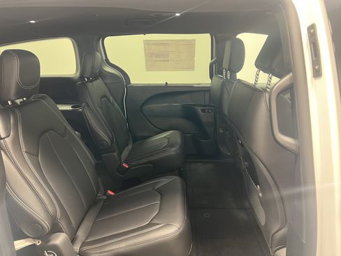New 2026 Chrysler Pacifica Select image 16