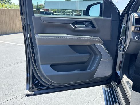 Used 2025 GMC Yukon Denali Ultimate AWD/4WD image 10