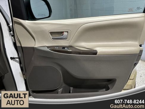 Used 2017 Toyota Sienna XLE w/ XLE Navigation Package FWD image 8