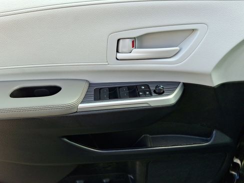 Used 2025 Toyota Sienna LE image 13