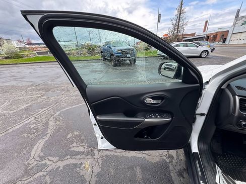 Used 2020 Jeep Cherokee Latitude w/ Cold Weather Group image 24