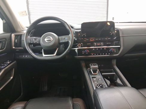 Used 2023 Nissan Pathfinder Platinum image 4