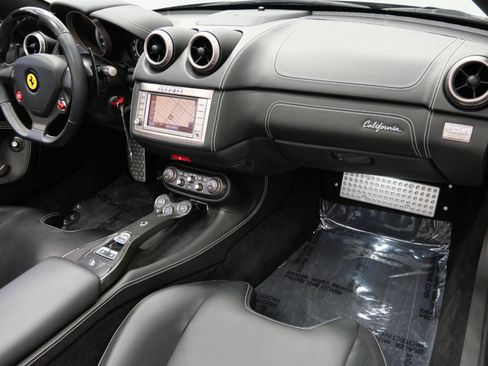 Used 2011 Ferrari California RWD image 14