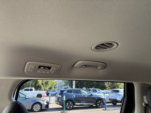 Used 2026 Kia Carnival FWD image 24